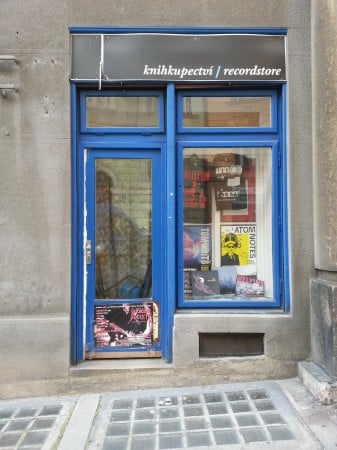 Schaufenster von Rekomando Record Store in Prag