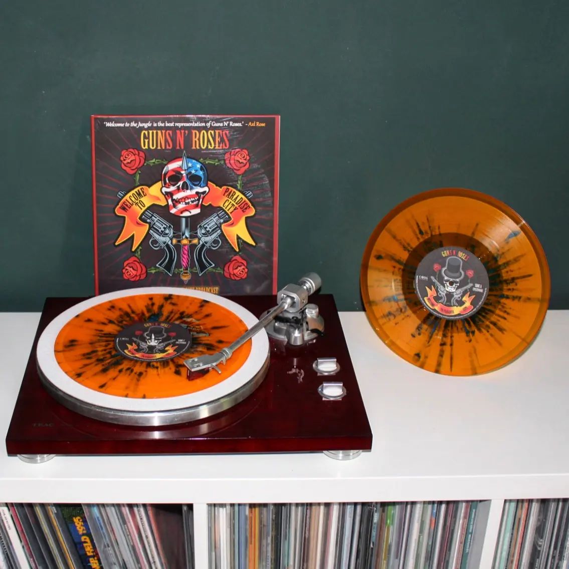 Irgendwie habe ich eine besondere Beziehung zu dieser Band, weil 'Appetite for Destruction' tatsächlich das erste Album war, das ich mir von meinem eigenen Taschengeld gekauft habe. Als ich diesen Release bei @residentbrighton
gesehen habe, musste ich direkt zuschlagen. Ein echt schick aufgemachtes Sammlerstück. Und die Mucke kriegt mich immer noch! 😎  Guns N' Roses - Welcome To Paradise City: The Legendary Ritz Broadcast auf 2x orange splatter 10" Vinyl  #vinyl #vinyladdict #gunsnroses #paradisecity #splattervinyl #codarecords @shop_coda_records