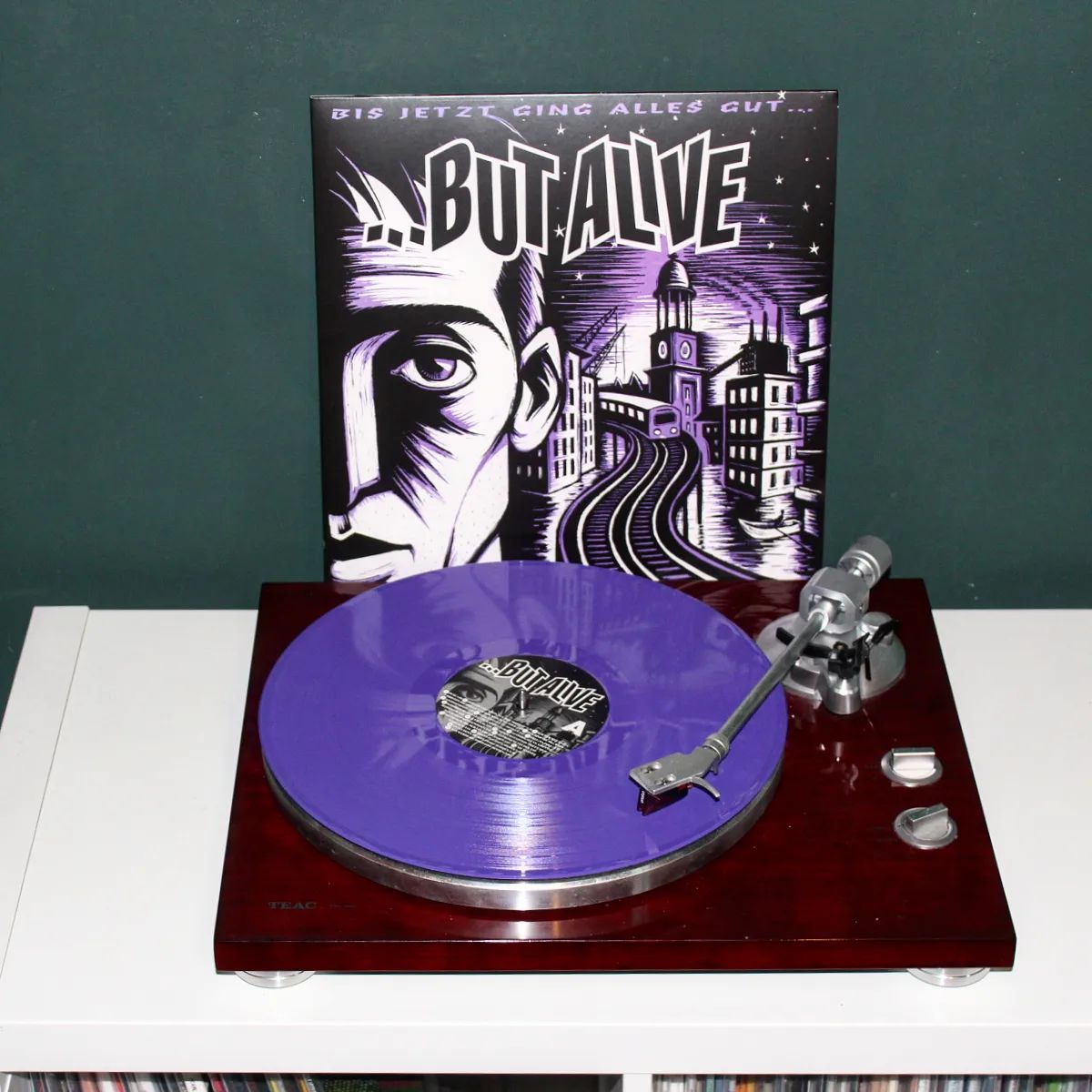 "Und alle um mich herum wollen nur in Würde älter werden. Ich sagte es gestern, sag es morgen: macht euch um mich doch keine Sorgen und kümmert euch zuerst um euch und fickt euch!" 😎  So, den letzten Arbeitstag erfolgreich hinter mich gebracht. Irgendwie ist das die perfekte Platte für den heutigen Feierabend - auch vom Albumtitel her!  ... But Alive - Bis jetzt ging alles gut auf purple Vinyl.  #vinyl #vinyladdict #butalive #bisjetztgingallesgut #barecords #punk #coloredvinyl