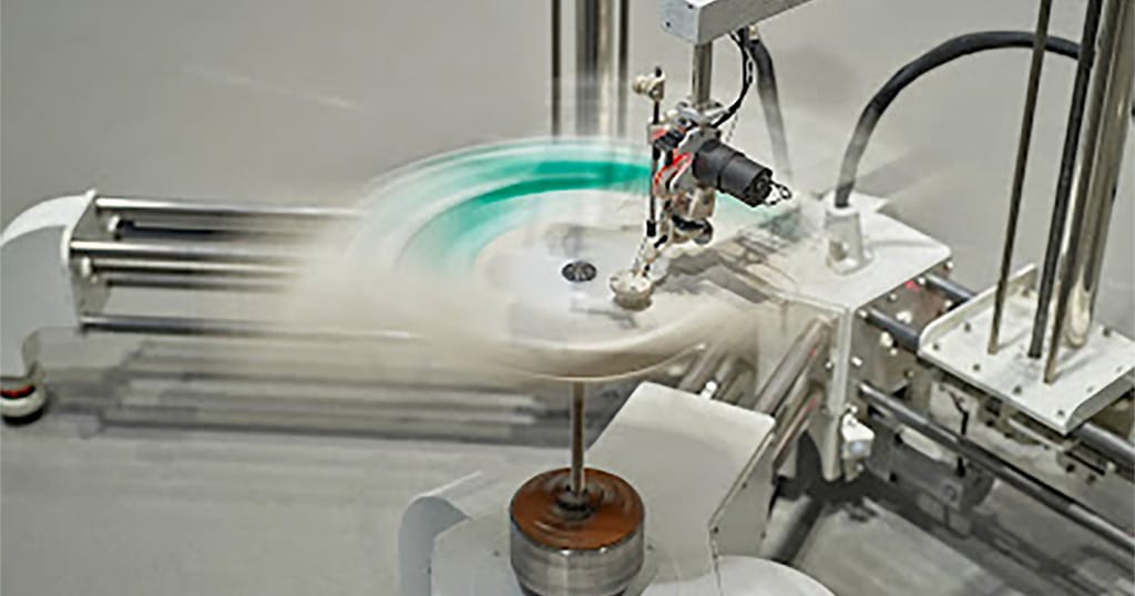 Plattenspieler spielt Musik aus Plastikmüll